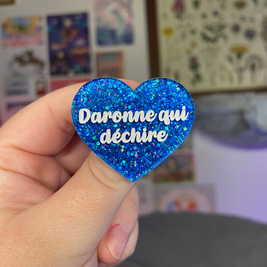 Broche "Daronne qui déchire" en acrylique à paillettes bleues
