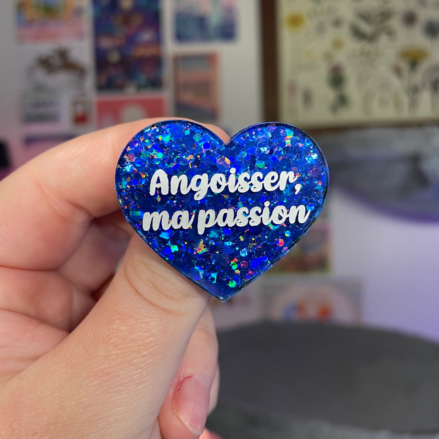 Broche "Angoisser, ma passion" en acrylique à paillettes bleues