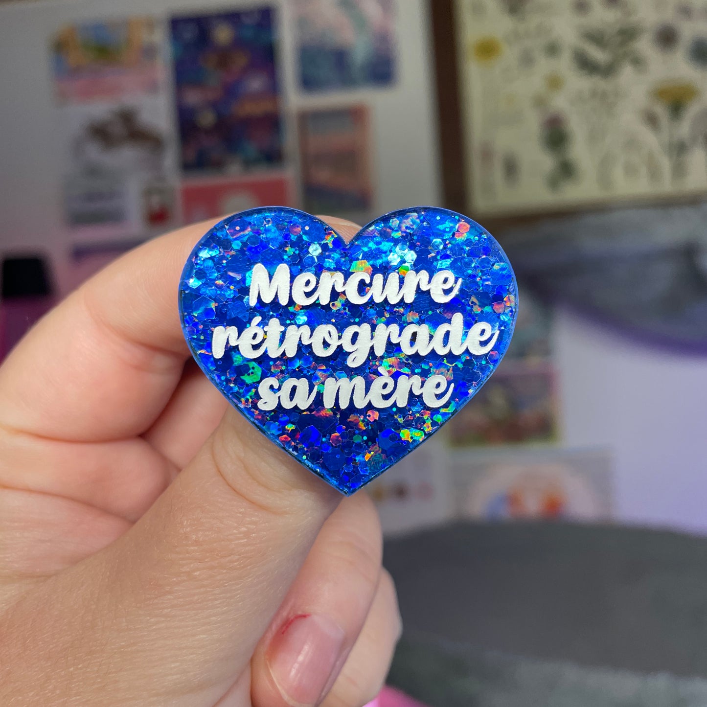 Broche "Mercure rétrograde sa mère" en acrylique à paillettes bleues