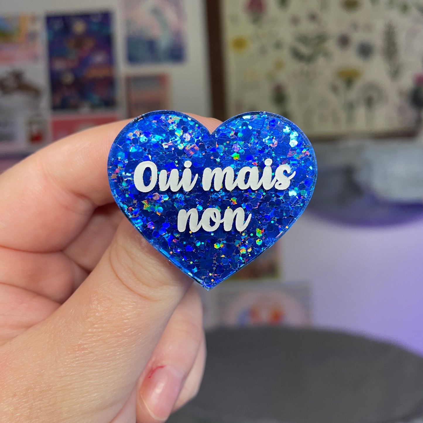 Broche "Oui mais non" en acrylique à paillettes bleues