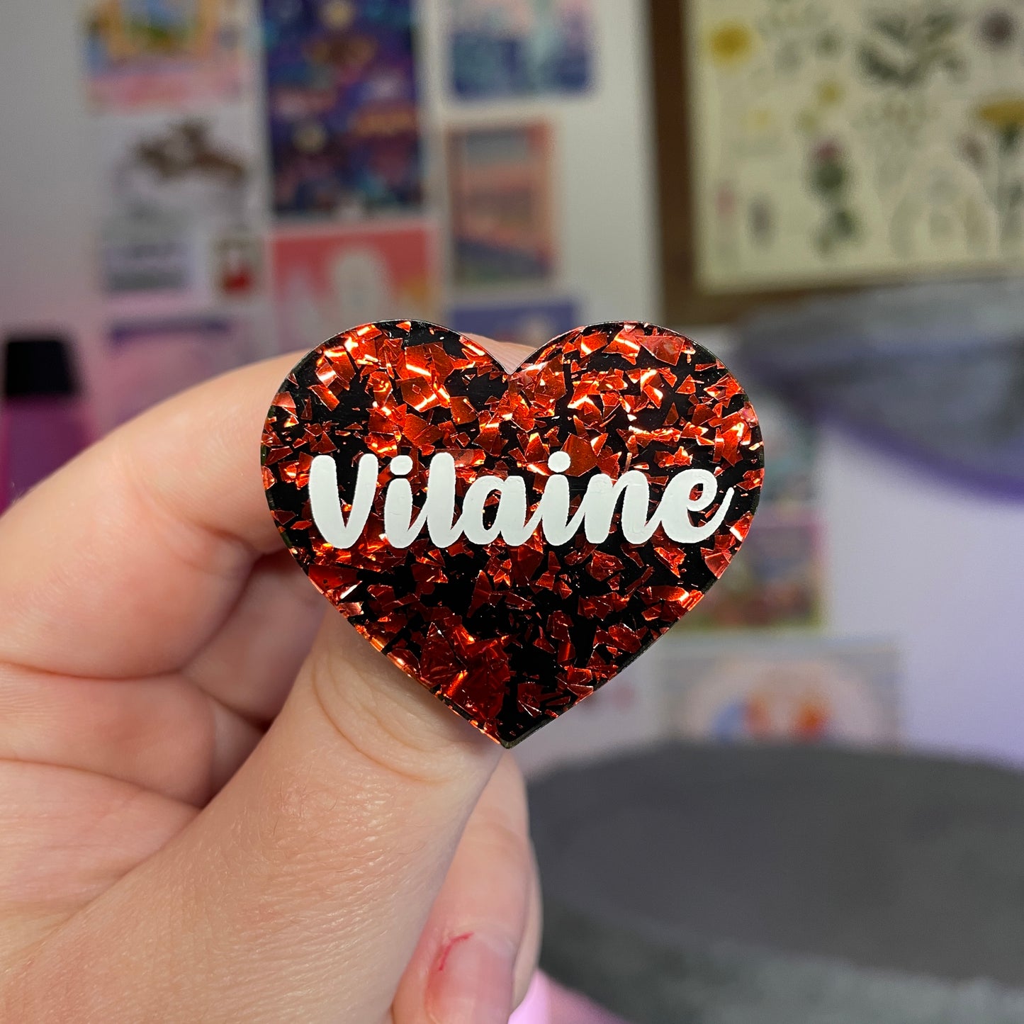 Broche "Vilaine" en acrylique noire avec des éclats de confettis rouges