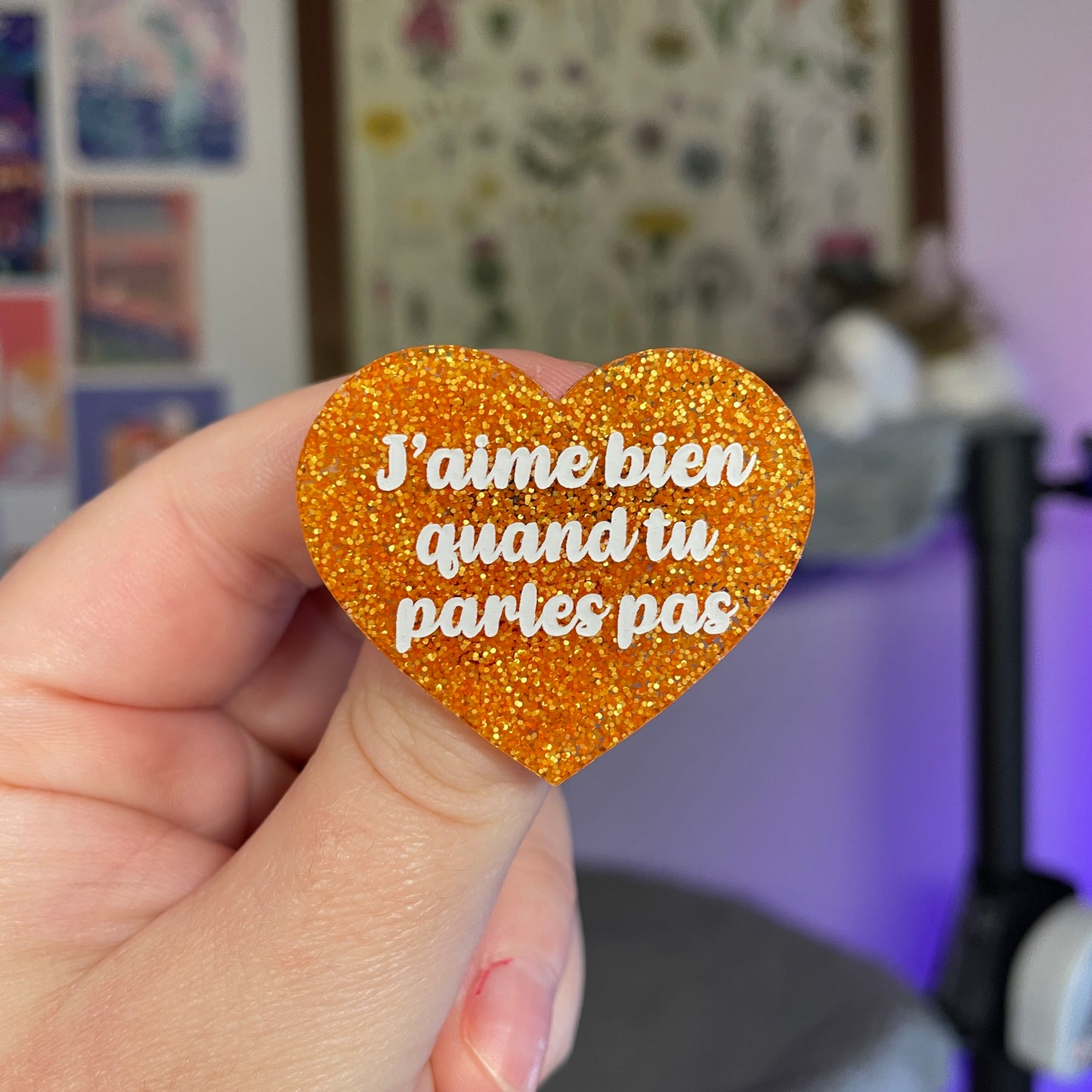 Broche "J'aime bien quand tu parles pas" en acrylique à paillettes oranges