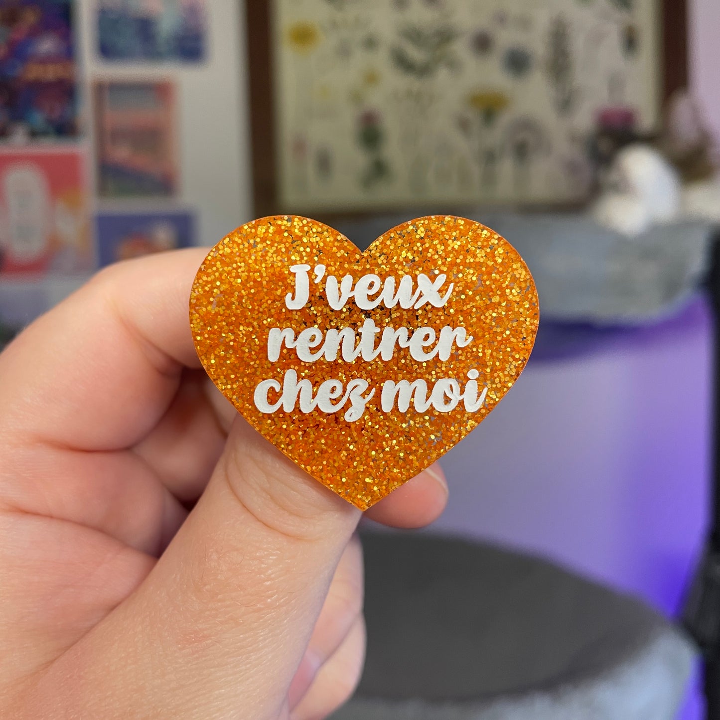 Broche "J'veux rentrer chez moi" en acrylique à paillettes oranges