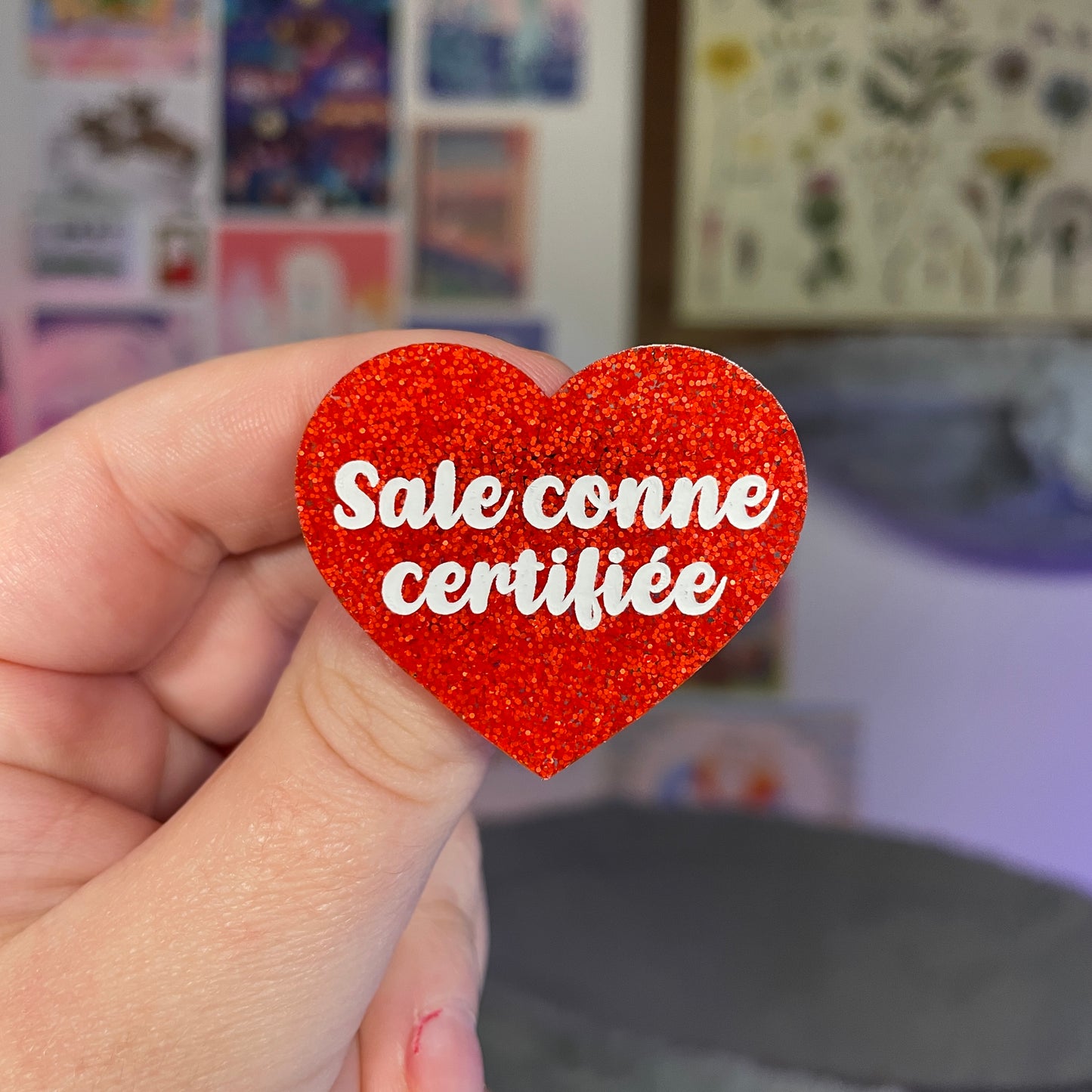 Broche "Sale conne certifiée" en acrylique à paillettes oranges