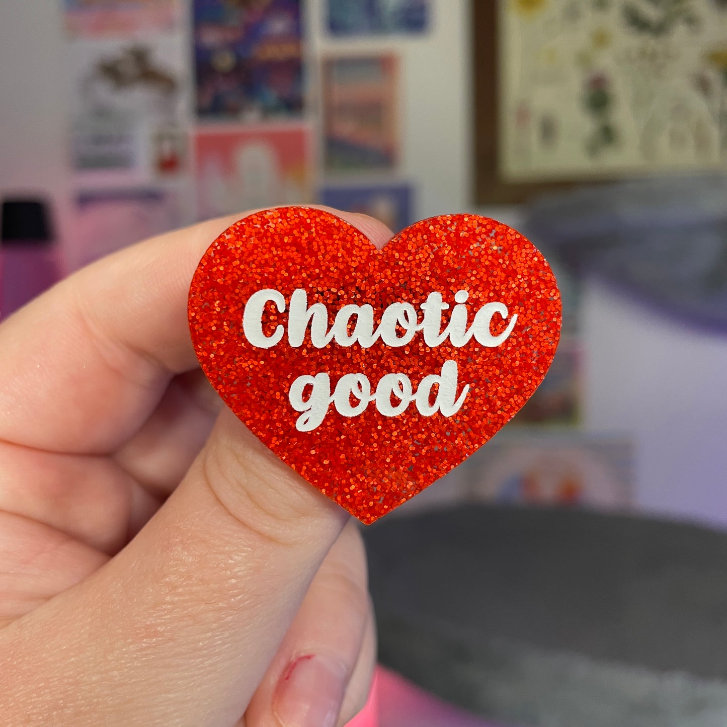 Broche "Chaotic good" en acrylique à paillettes oranges