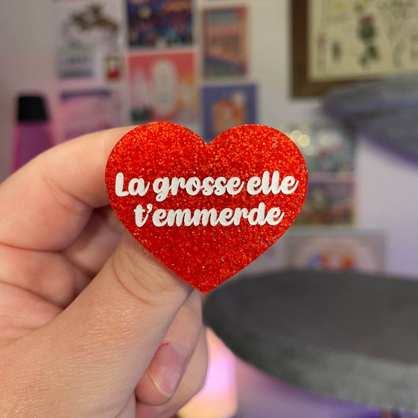 Broche "La grosse elle t'emmerde" en acrylique à paillettes oranges