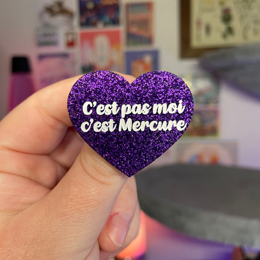 Broche "C'est pas moi c'est Mercure" en acrylique à paillettes violettes