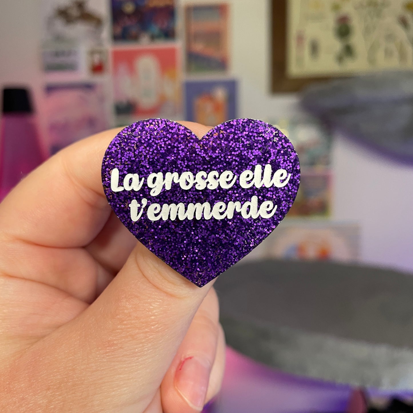 Broche "La grosse elle t'emmerde" en acrylique à paillettes violettes