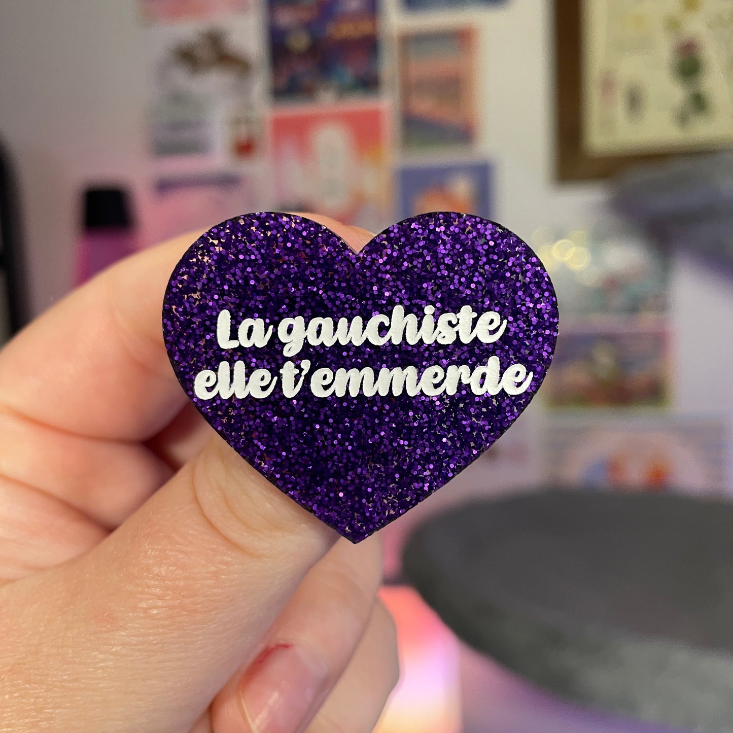 Broche "La gauchiste elle t'emmerde" en acrylique à paillettes violettes