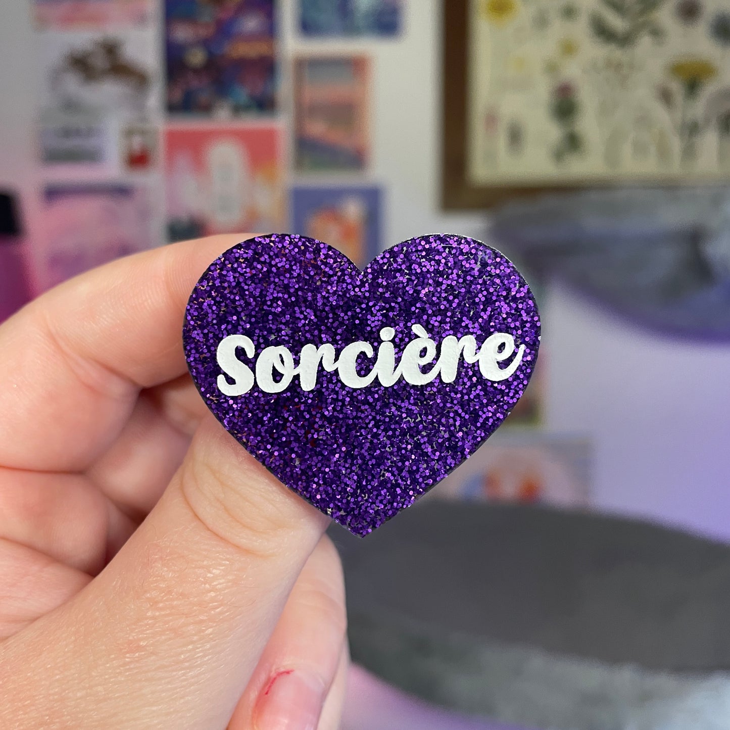 Broche "Sorcière" en acrylique à paillettes violettes