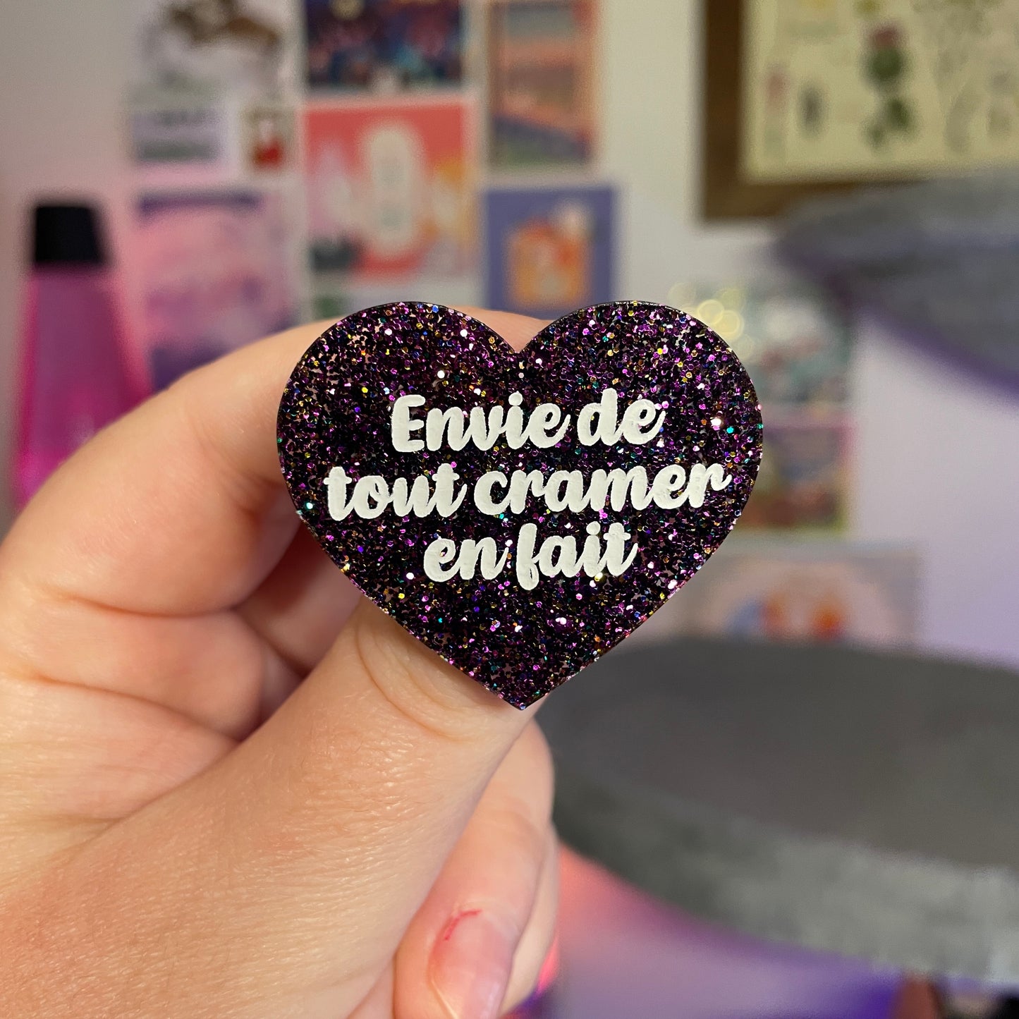 Broche "Envie de tout cramer en fait" en acrylique à paillettes violettes