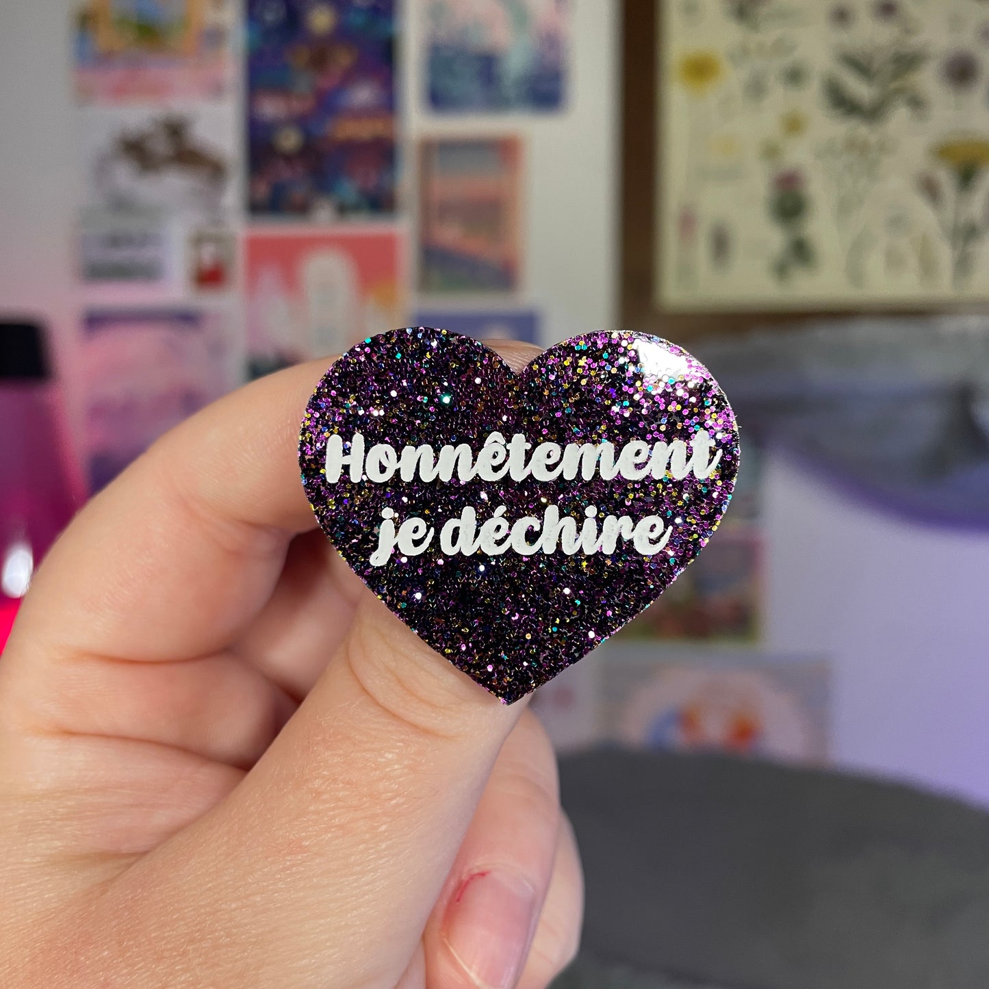 Broche "Honnêtement je déchire" en acrylique à paillettes violettes