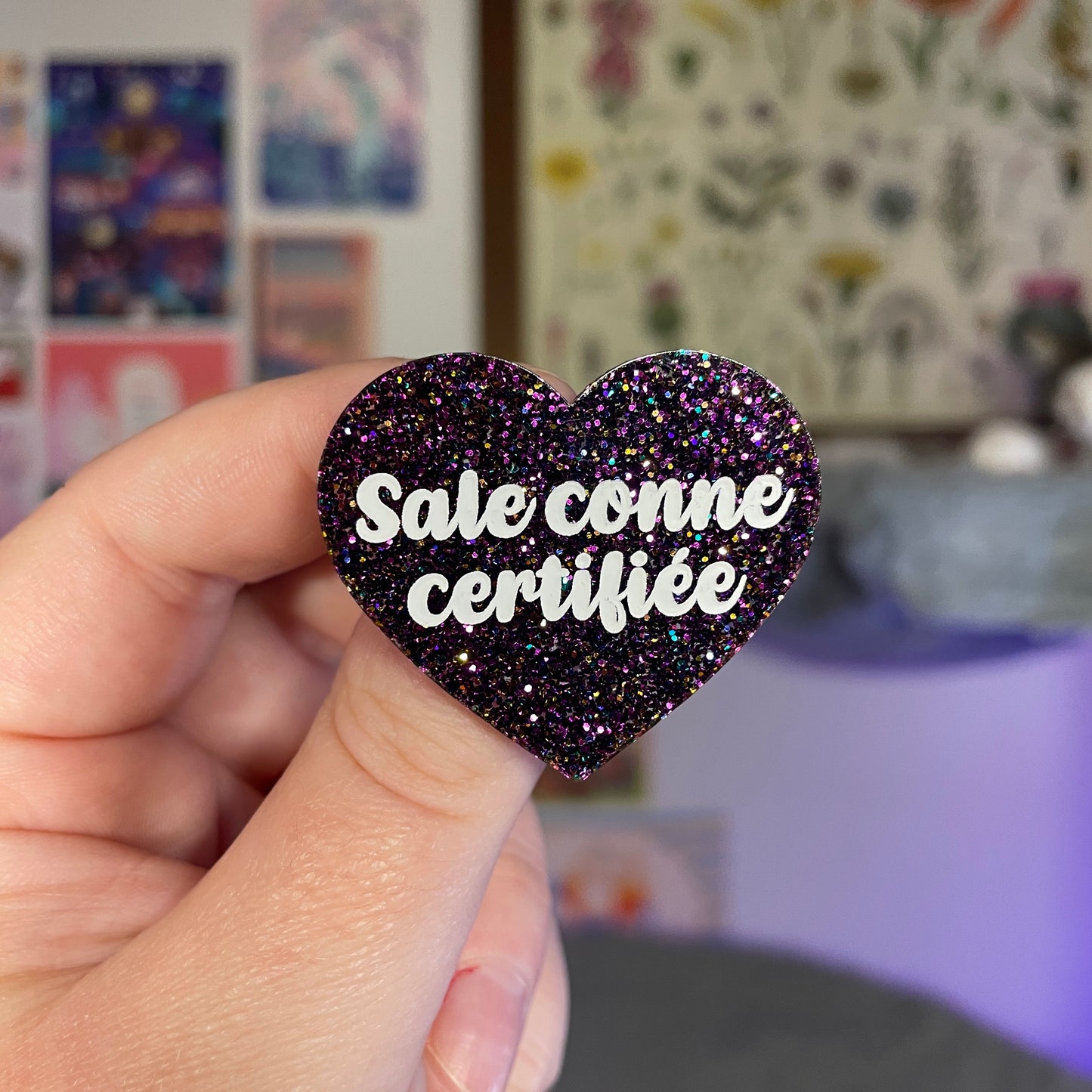 Broche "Sale conne certifiée" en acrylique à paillettes violettes