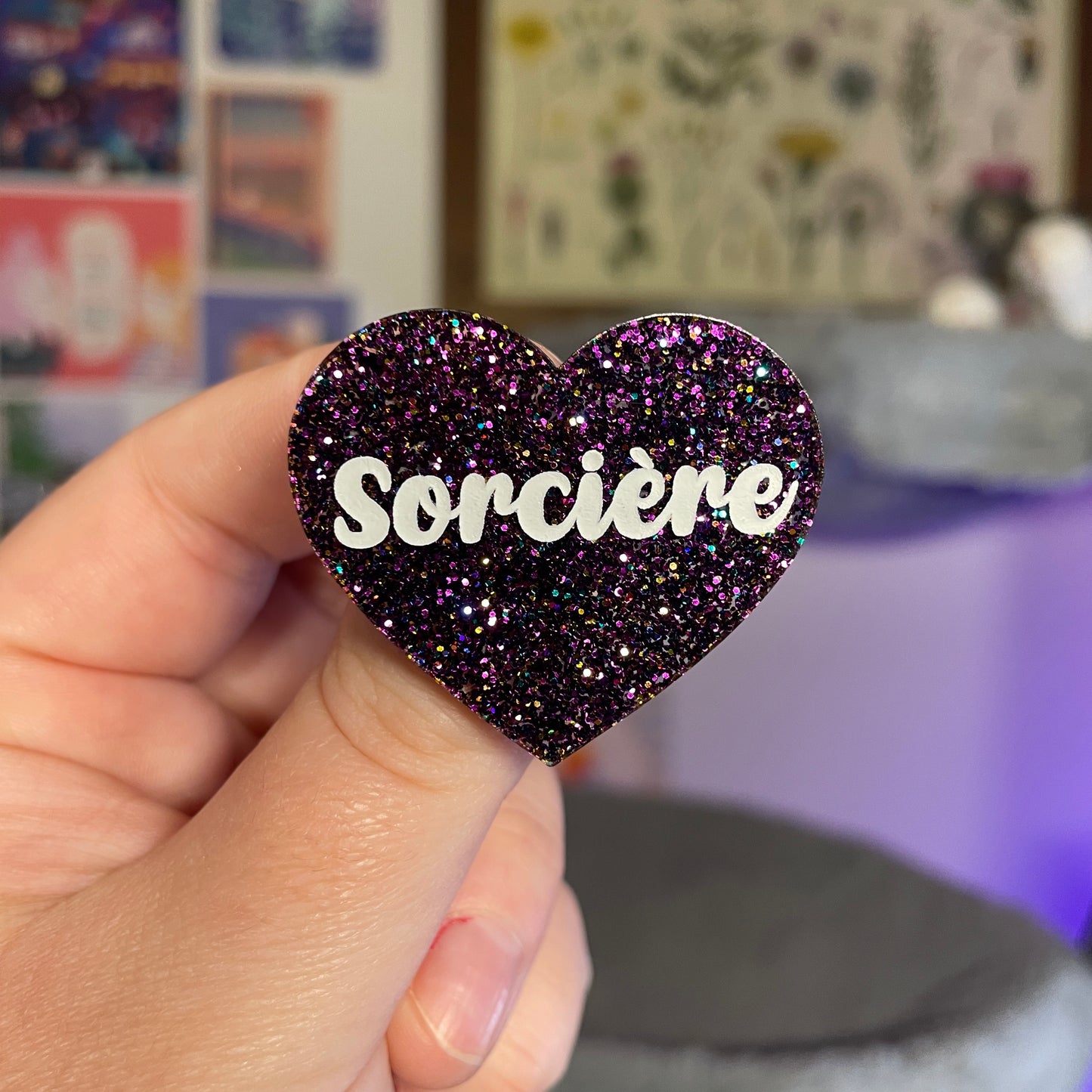 Broche "Sorcière" en acrylique à paillettes violettes