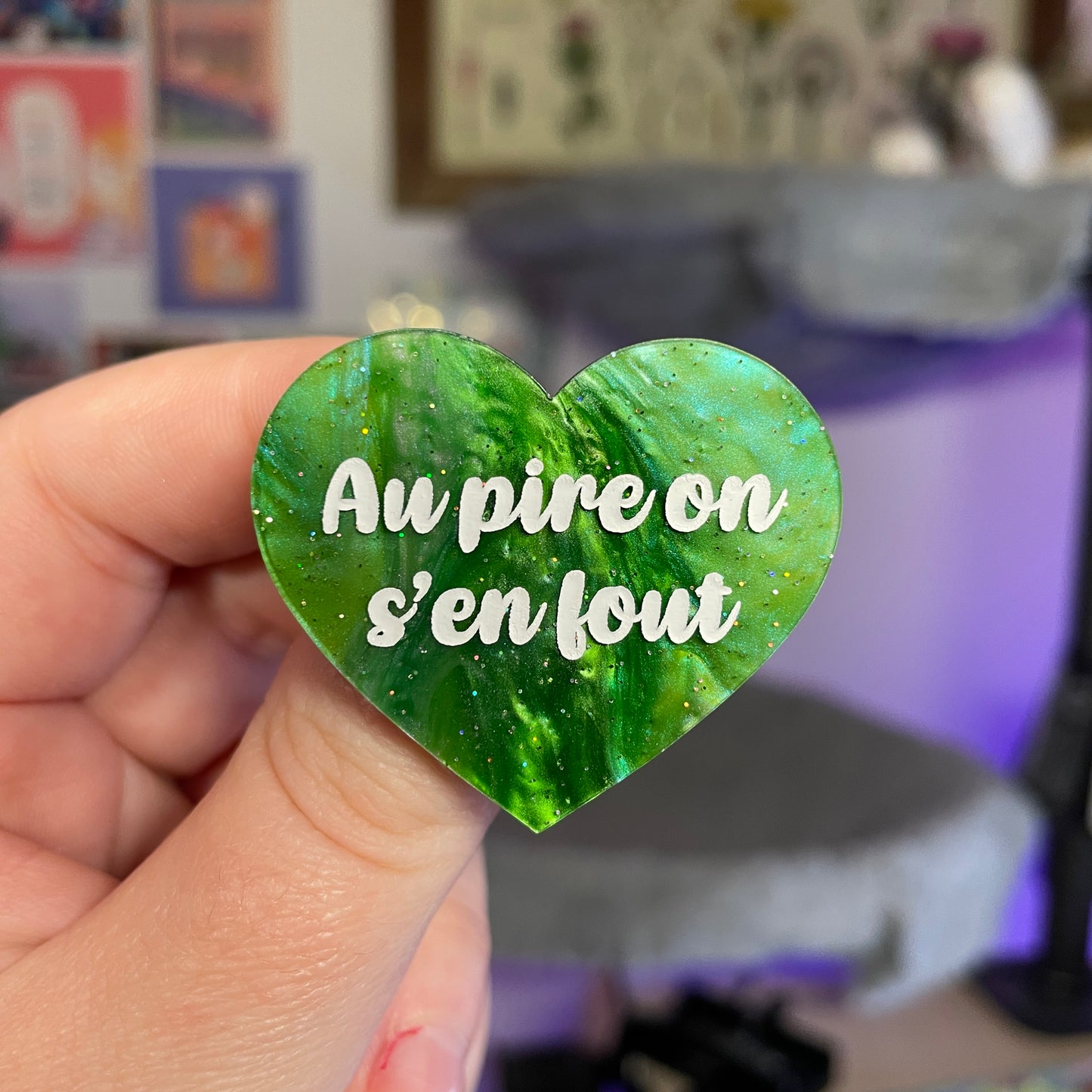 Broche "Au pire on s'en fout" en acrylique marbrée verte et noire à paillettes
