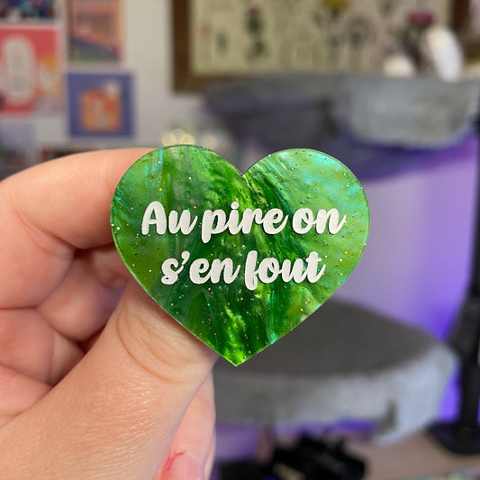 Broche "Au pire on s'en fout" en acrylique marbrée verte et noire à paillettes