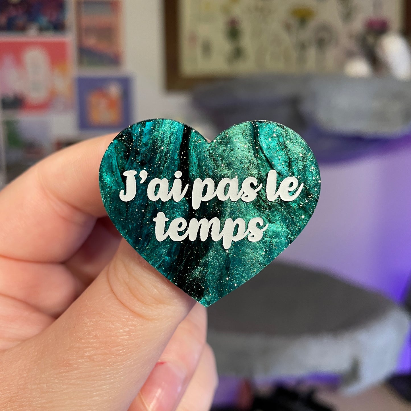 Broche "J'ai pas le temps" en acrylique marbrée verte et noire à paillettes