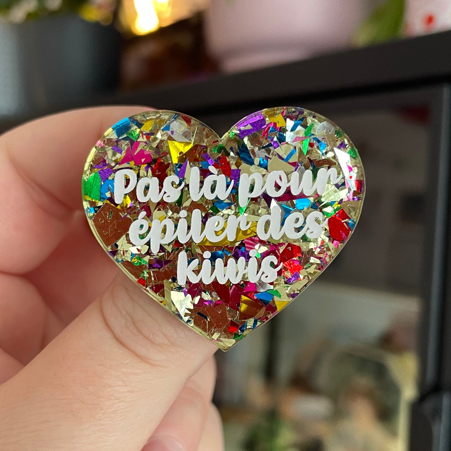 Broche "Pas là pour épiler des kiwis" en acrylique transparente avec des gros confettis jaunes et multicolores