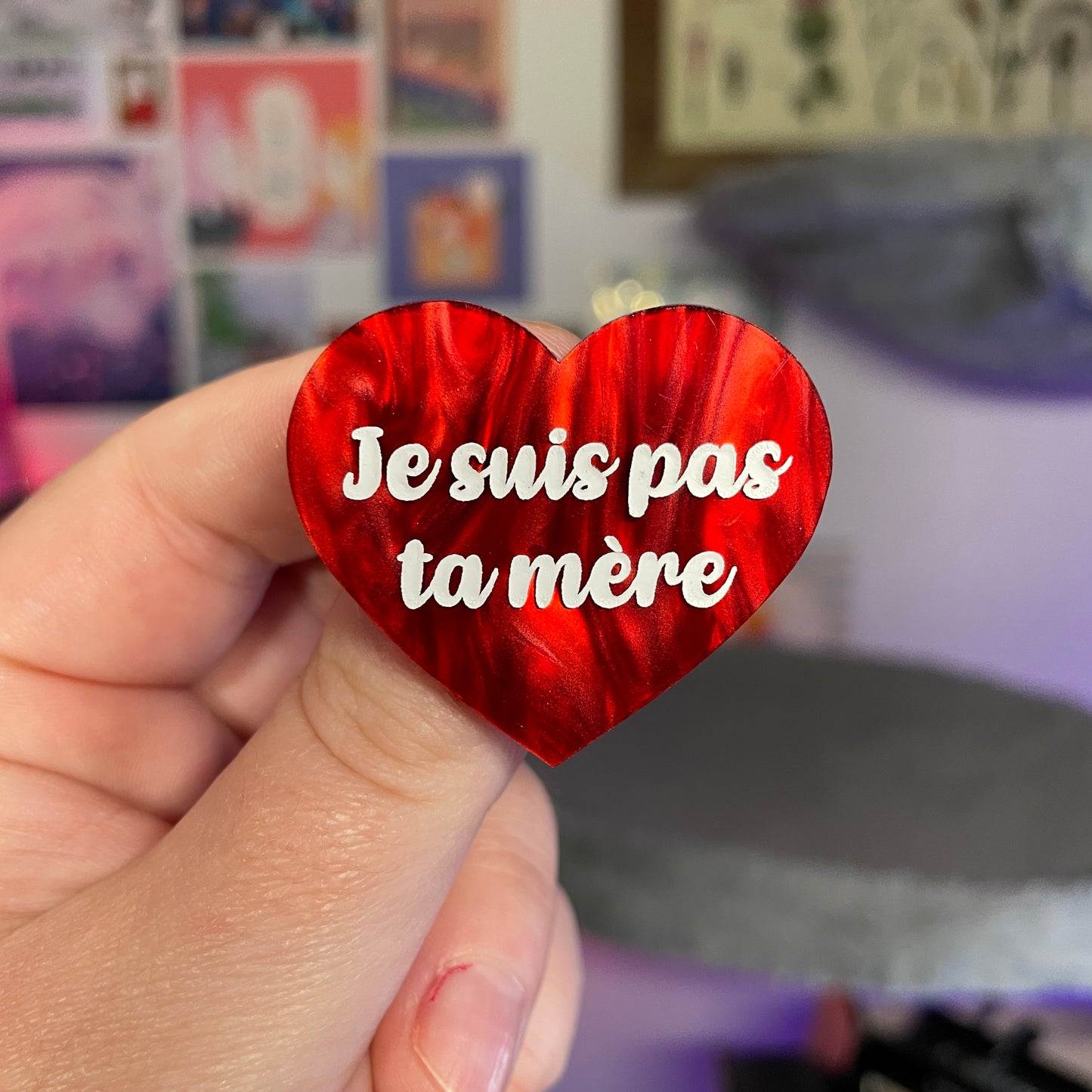 Broche "Je suis pas ta mère" en acrylique marbrée rouge