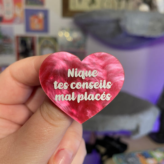 Broche "Nique tes conseils mal placés" en acrylique marbrée rose