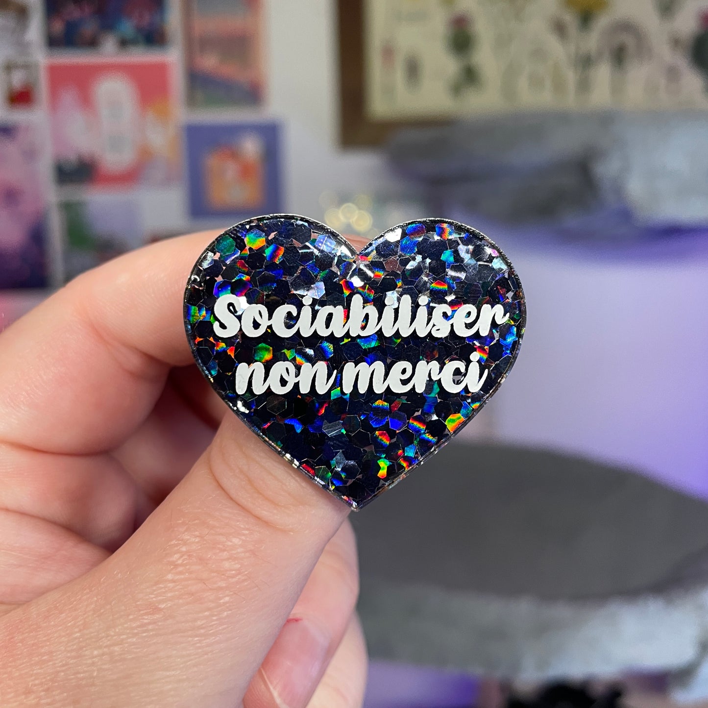 Broche "Sociabiliser non merci" en acrylique semi transparente avec des confettis noirs