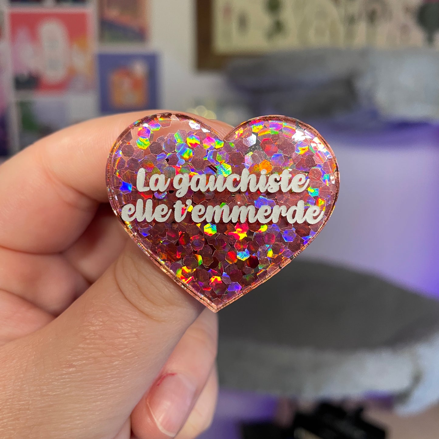 Broche "La gauchiste elle t'emmerde" en acrylique semi transparente avec des confettis corail