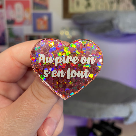 Broche "Au pire on s'en fout" en acrylique semi transparente avec des confettis corail