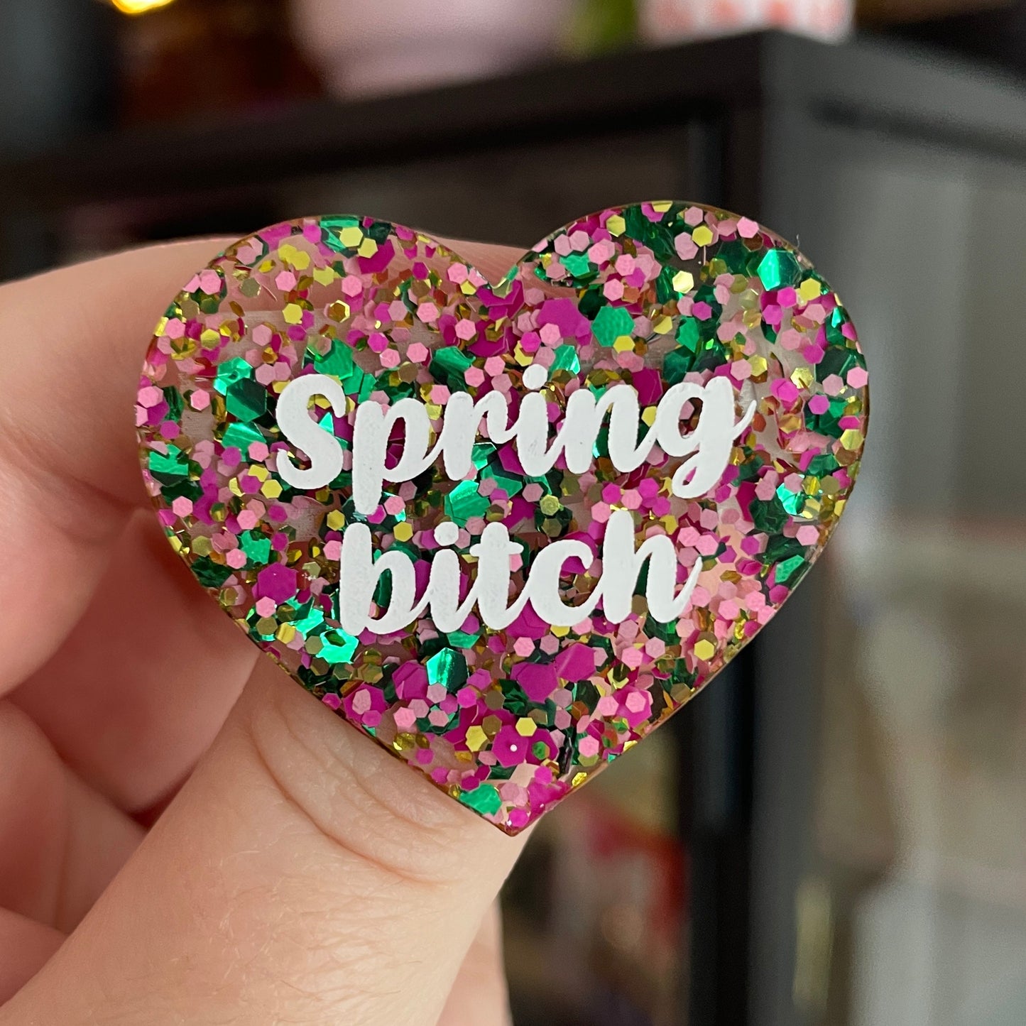 Broche "Spring bitch" en acrylique semi-transparente avec des pois roses, verts et dorés