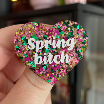 Broche "Spring bitch" en acrylique semi-transparente avec des pois roses, verts et dorés