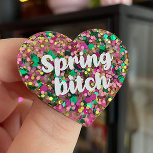 Broche "Spring bitch" en acrylique semi-transparente avec des pois roses, verts et dorés