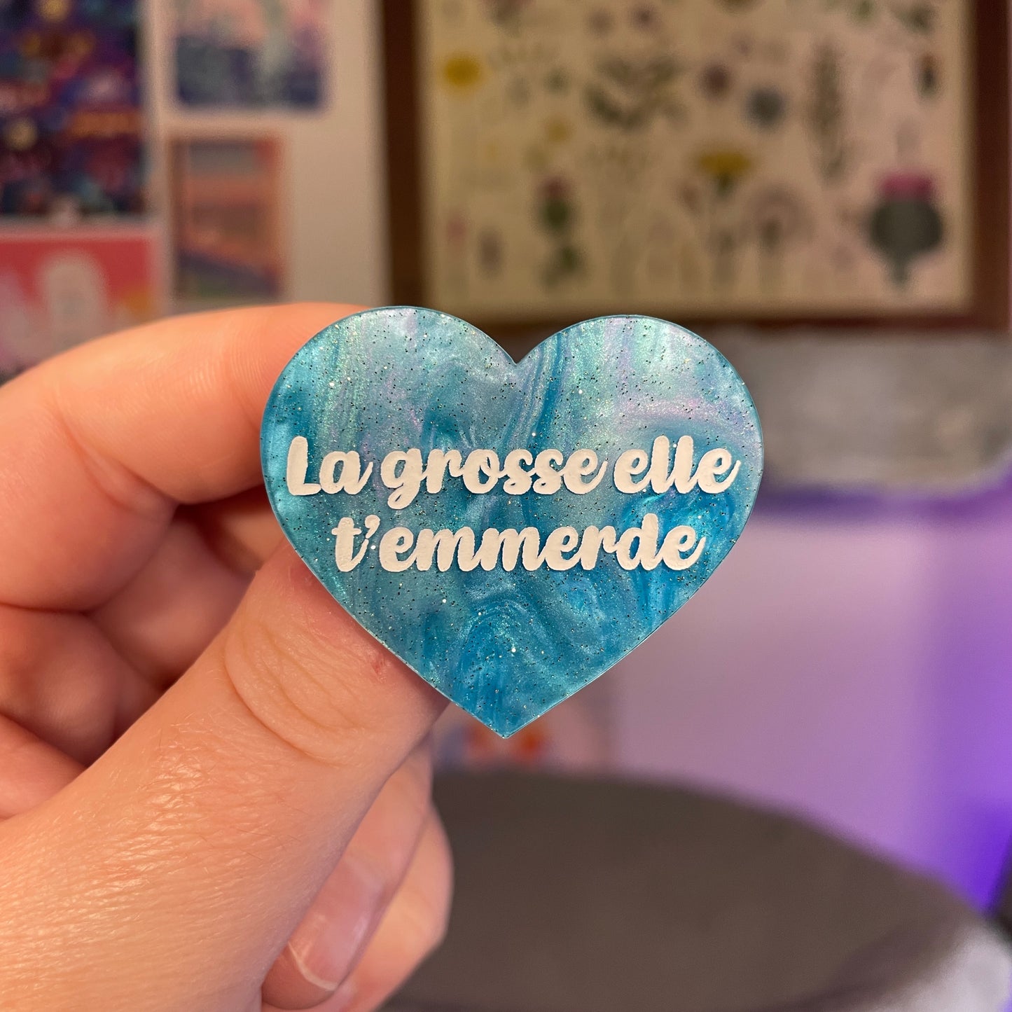 Broche "La grosse elle t'emmerde" en acrylique marbrée bleue à paillettes