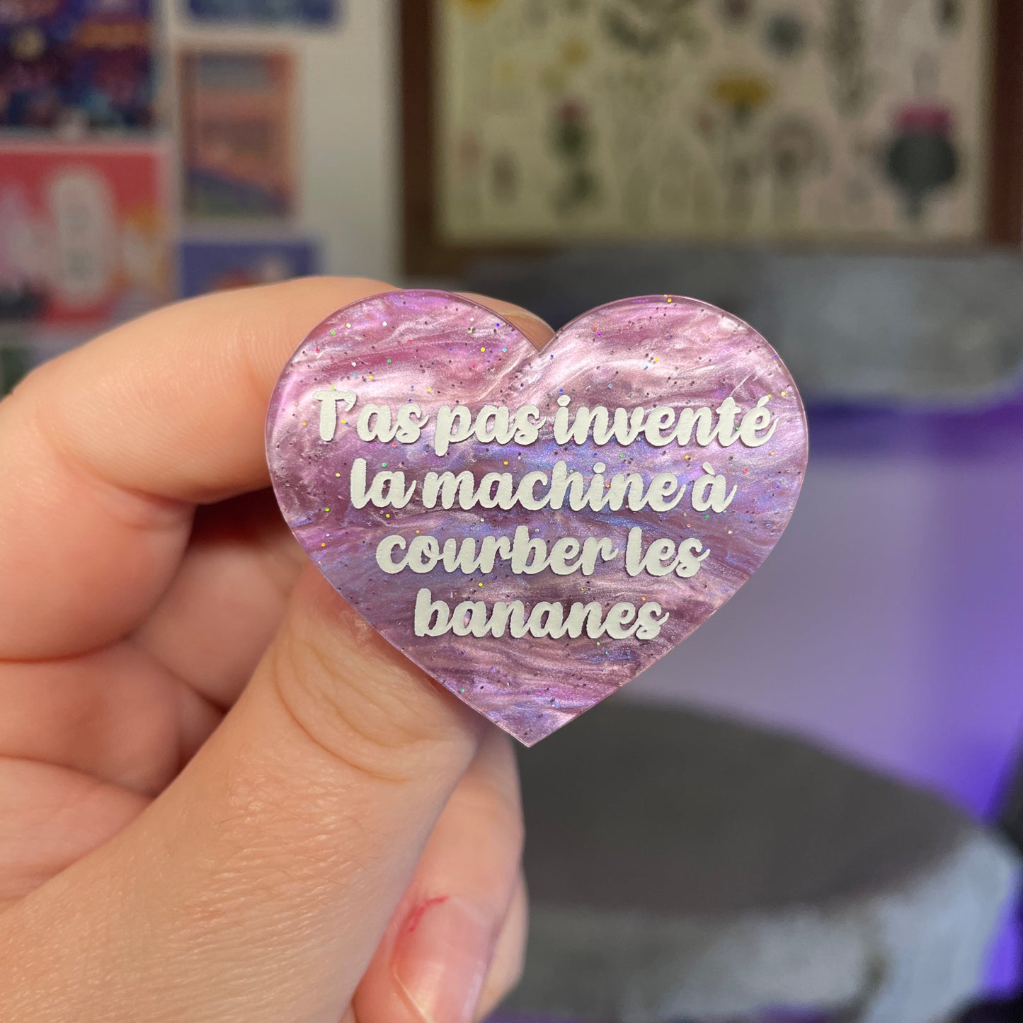 Broche "T'as pas inventé la machine à courber les bananes" en acrylique marbrée violette à paillettes