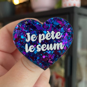 Broche "Je pète le seum" en acrylique transparente à gros confettis bleus et violets