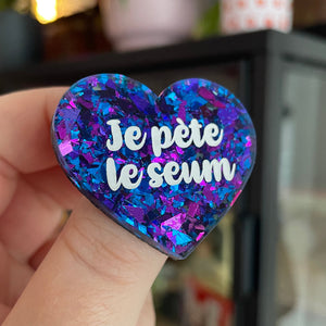 Broche "Je pète le seum" en acrylique transparente à gros confettis bleus et violets