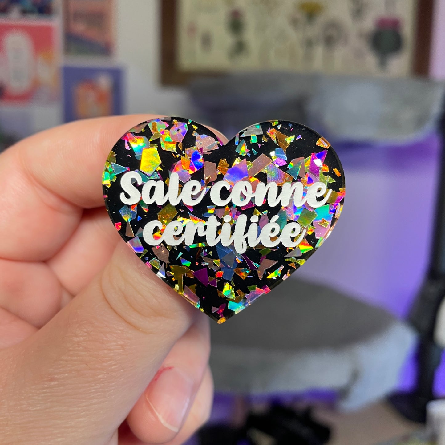 Broche "Sale conne certifiée" en acrylique noire avec des éclats de confettis multicolores