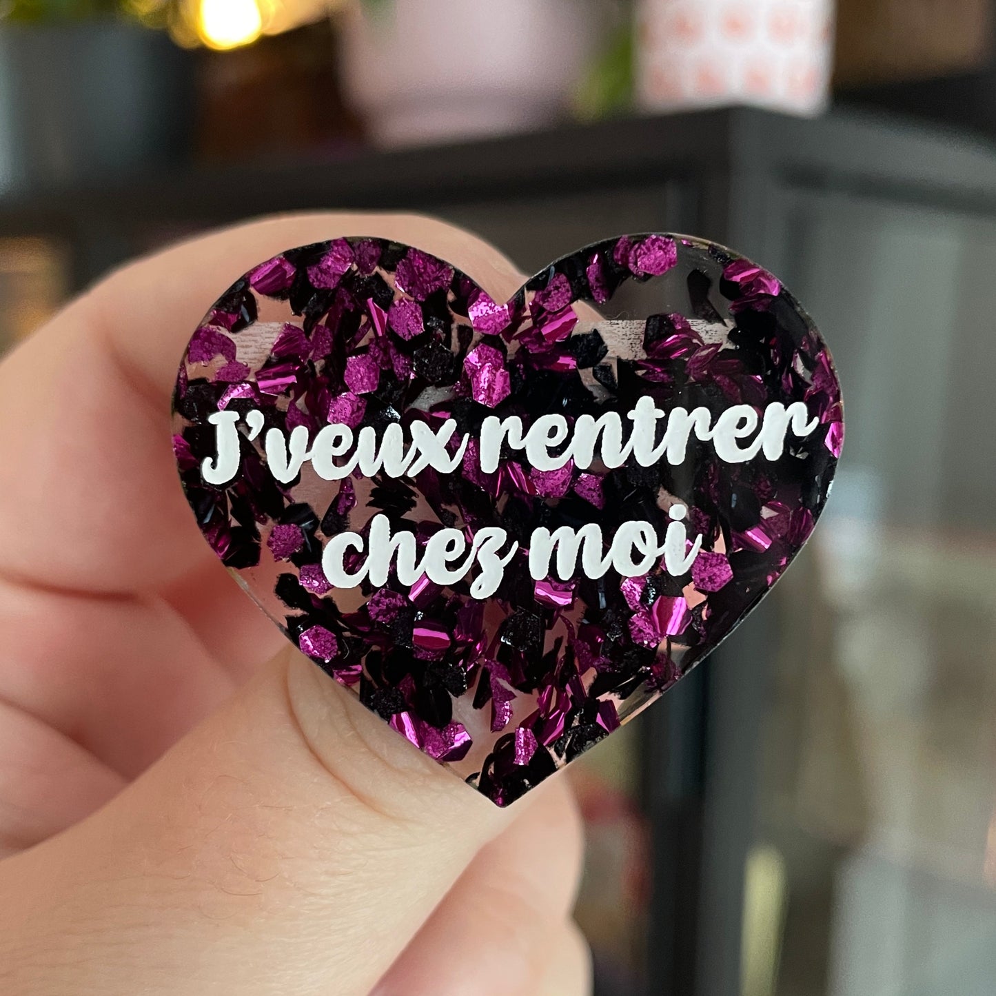 Broche "J'veux rentrer chez moi" en acrylique semi transparente avec des confettis fuchsia et noirs