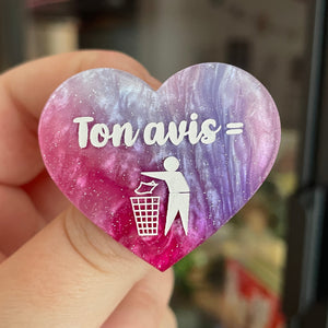 Broche "Ton avis = poubelle" en acrylique marbrée blanche, rose/violette et bleue
