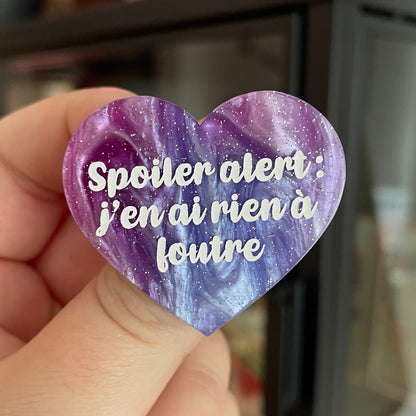 Broche "Spoiler alert : j'en ai rien à foutre" en acrylique marbrée blanche, rose/violette et bleue