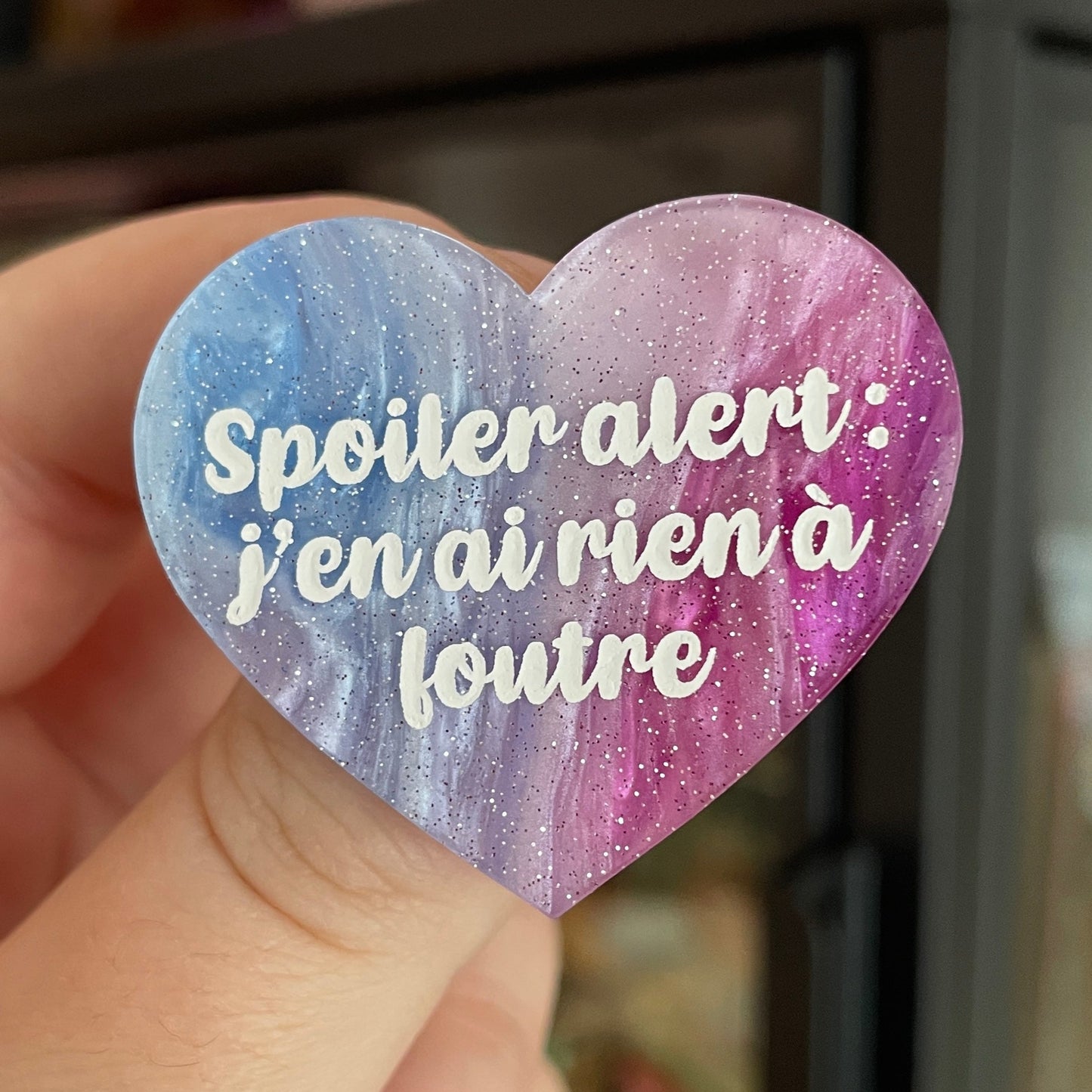 Broche "Spoiler alert : j'en ai rien à foutre" en acrylique marbrée blanche, rose/violette et bleue
