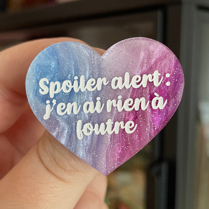 Broche "Spoiler alert : j'en ai rien à foutre" en acrylique marbrée blanche, rose/violette et bleue
