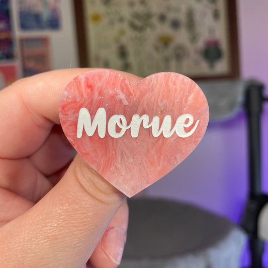 Broche "Morue" en acrylique marbrée rouge et rose