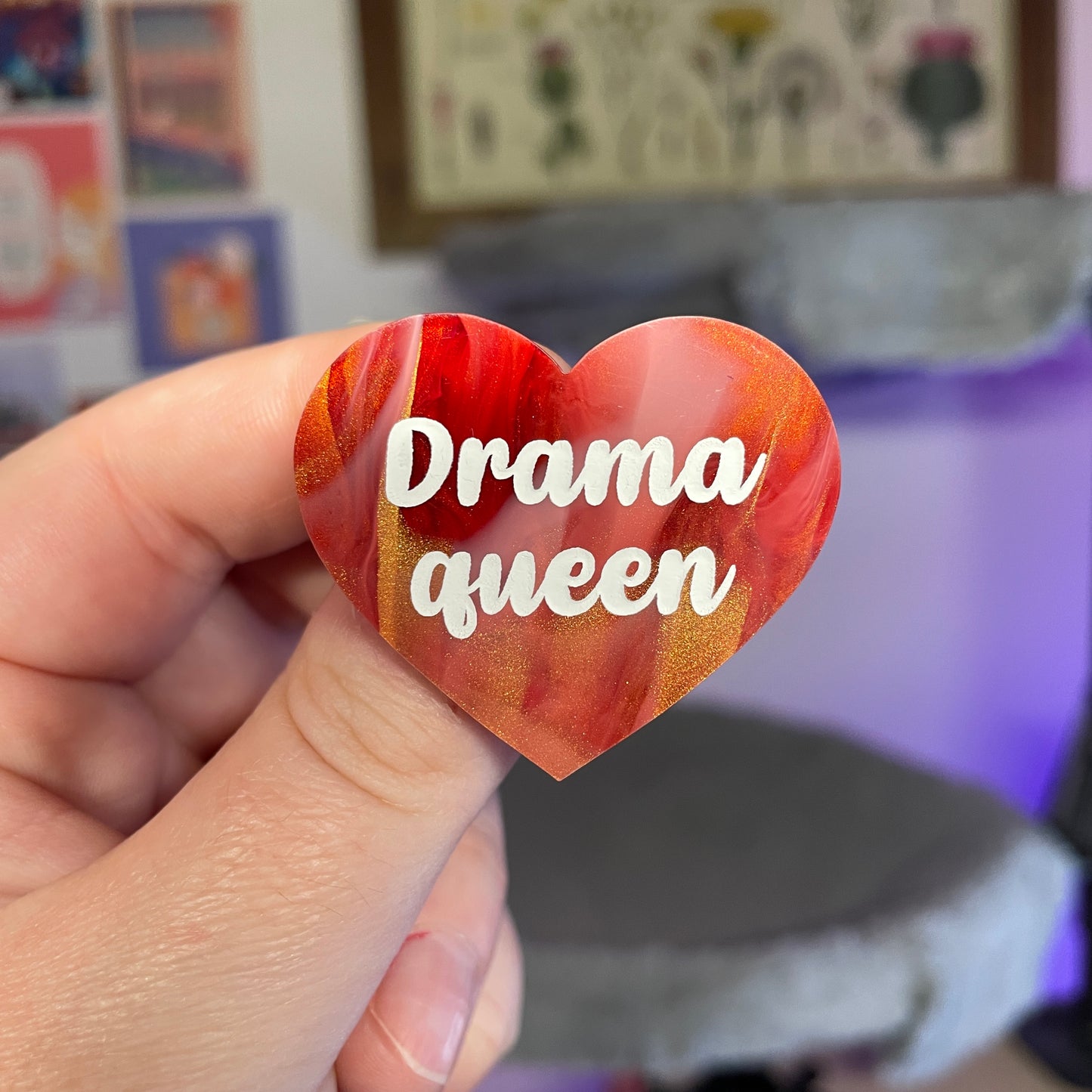 Broche "Drama queen" en acrylique marbrée rouge, blanche et dorée
