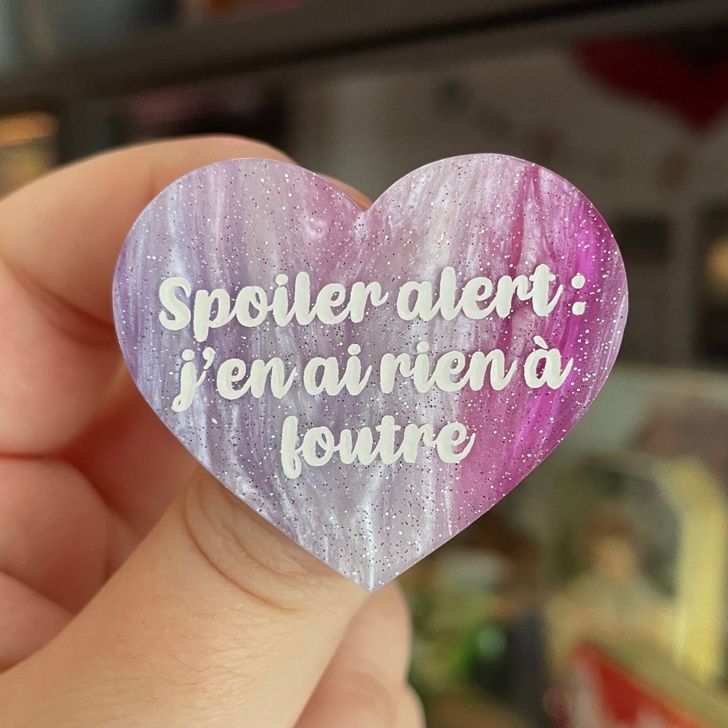 Broche "Spoiler alert : j'en ai rien à foutre" en acrylique marbrée blanche, rose/violette et bleue
