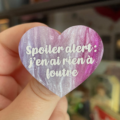 Broche "Spoiler alert : j'en ai rien à foutre" en acrylique marbrée blanche, rose/violette et bleue