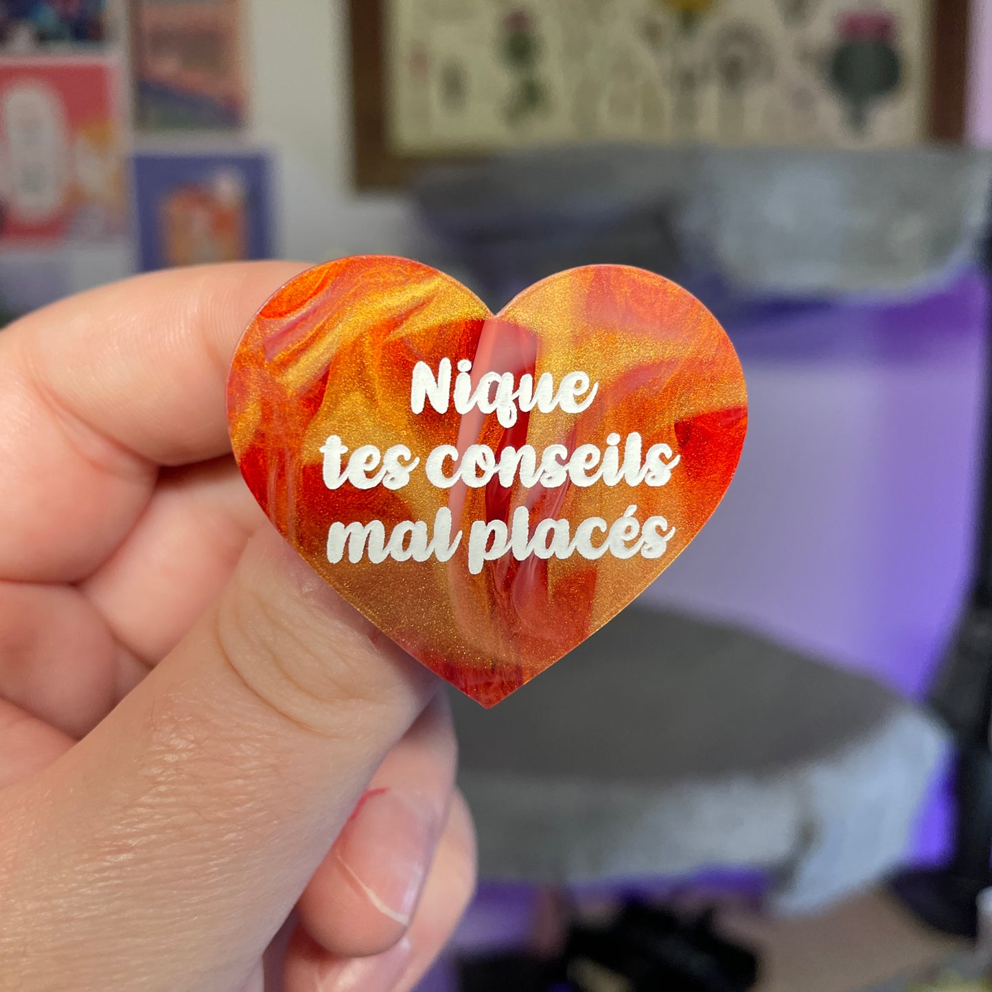 Broche "Nique tes conseils mal placés" en acrylique marbrée rouge, blanche et dorée