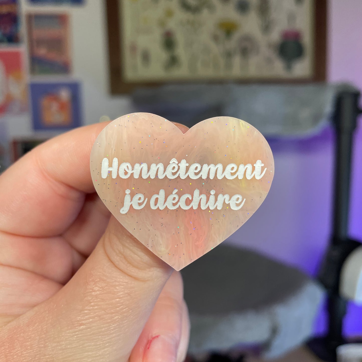 Broche "Honnêtement je déchire" en acrylique marbrée corail, jaune et blanche