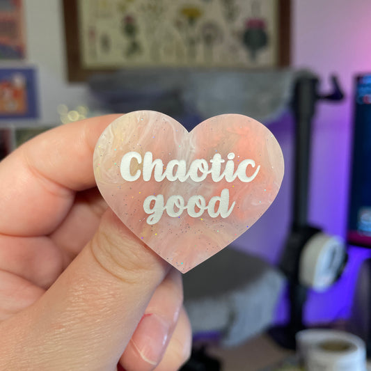 Broche "Chaotic good" en acrylique marbrée corail, jaune et blanche
