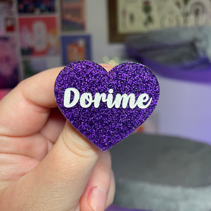 Broches "Ameno" et "Dorime" en acrylique à paillettes violettes