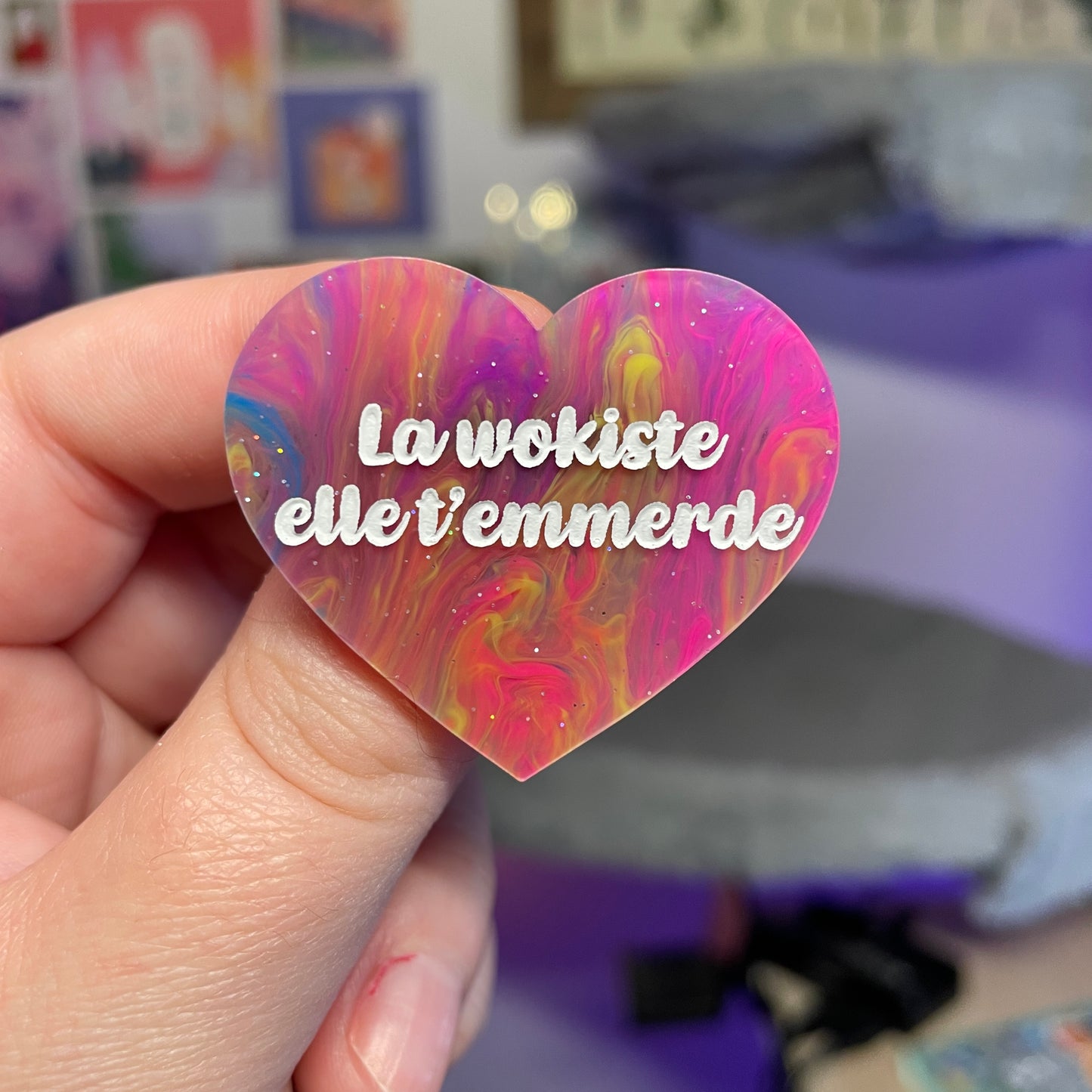 Broche "La wokiste elle t'emmerde" en acrylique marbrée multicolore