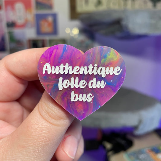 Broche "Authentique folle du bus" en acrylique marbrée multicolore